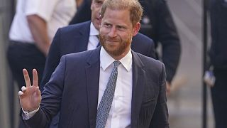 Il Principe Harry gesticola mentre arriva alla High Court di Londra, Inghilterra, martedì 8 aprile 2025. (Foto AP/Alberto Pezzali)