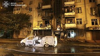 در این عکس ارائه شده توسط سرویس اضطراری اوکراین، پرسنل خدمات اورژانس برای خاموش کردن آتش سوزی پس از حمله روسیه در خارکیف اوکراین روز شنبه کار می کنند.