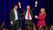 Der australische Premierminister Anthony Albanese, seine Partnerin Jodie Haydon und sein Sohn Nathan reagieren, nachdem sie nach der Wahl in Sydney eine zweite Amtszeit gewonnen haben, Samstag, 3. Mai 2025