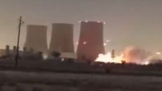 تصاویر منتشر شده در شبکه‌های اجتماعی از آتش‌سوزی در مجاورت نیروگاه «منتظرقائم» در استان البرز