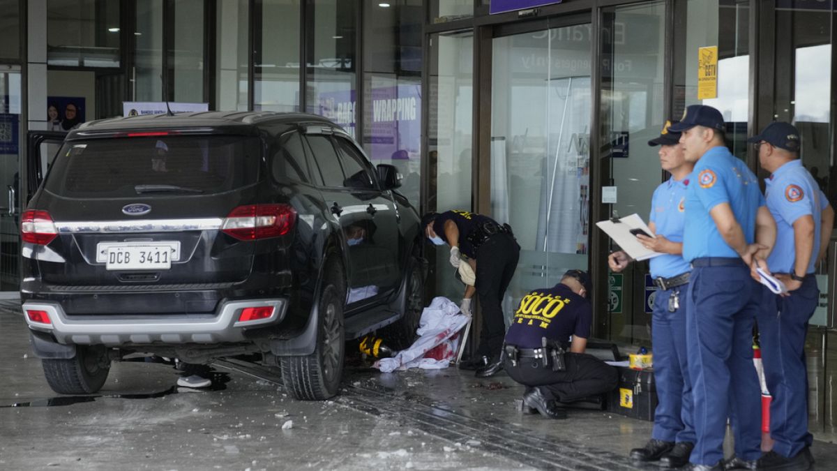 مقتل شخصين في الفلبين إثر اصطدام سيارة بممر رئيسي في مطار مانيلا