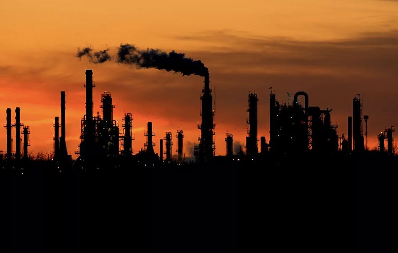 Kansas'ta gün batımında bir petrol rafinerisinin silüeti görünüyor, 21 Mart 2025.