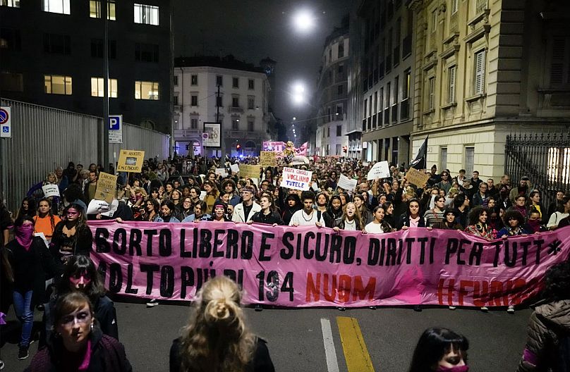 İnsanlar, Milano'da 'Uluslararası Güvenli Kürtaj Günü'nde kürtajı desteklemek için protesto düzenliyor, 28 Eylül 2022.