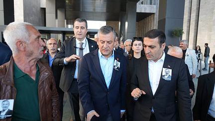 Özgür Özel'e cenaze töreni çıkışında yumruklu saldırı