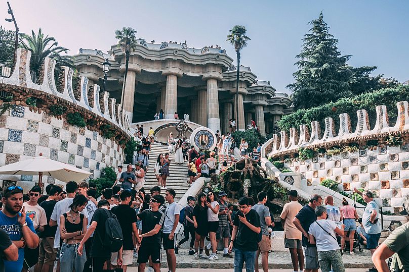 Multidões visitam o Park Guell.