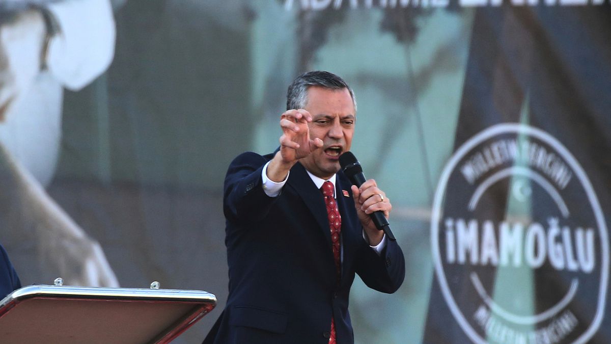 Τουρκία: Επίθεση με γροθιές κατά του προέδρου του Ρεπουμπλικανικού Λαϊκού Κόμματος, Οζγκιούρ Οζέλ