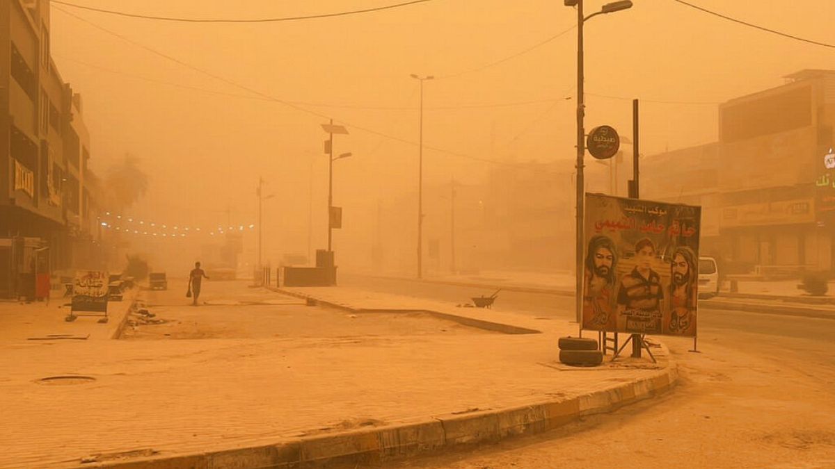 عاصفة رملية تضرب العاصمة العراقية بغداد وتثير قلق السكان