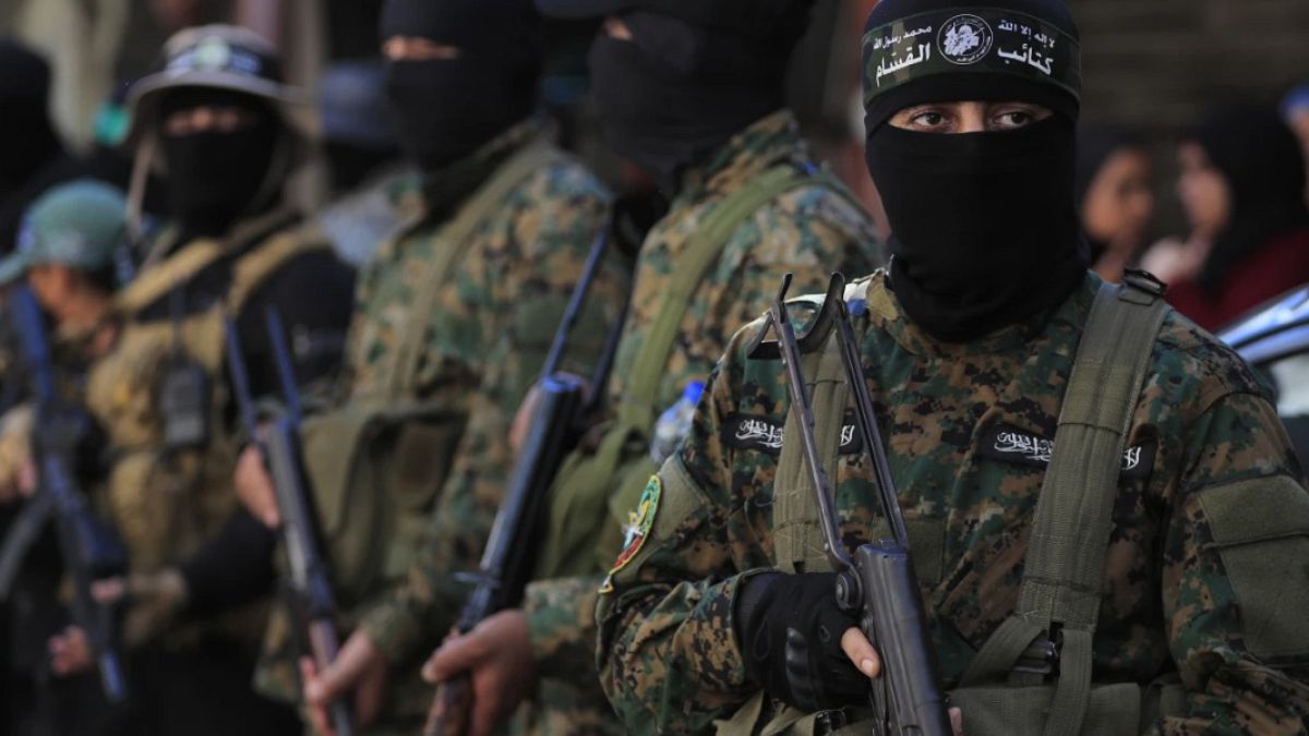 ضغوط إقليمية متزايدة على الفصائل الفلسطينية.. حماس تسلّم الجيش اللبناني مشتبهاً به