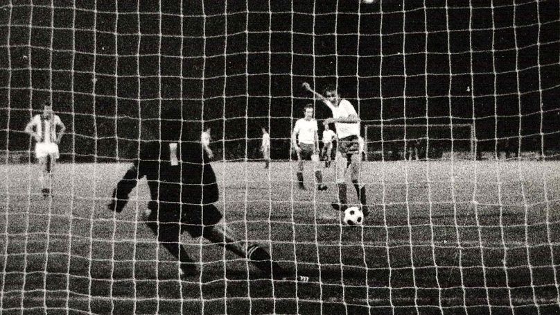 Megyesi István tizenegyese a hálóba tart a Crvena Zvezda - FTC (2–2) KEK-mérkőzésen a belgrádi Marakana stadionban 1975. április 23-án