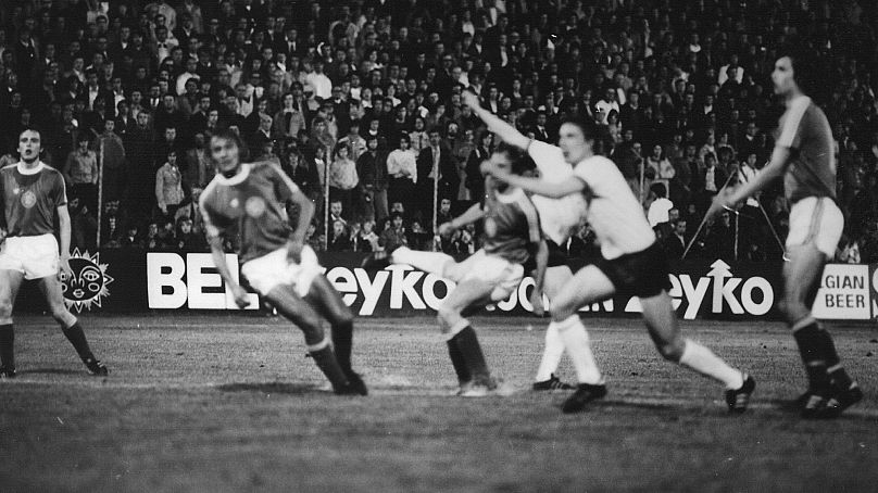 A Dinamo Kijev - FTC (sötét mezben) KEK-döntő (3–0) egyik jelenete Bázelben, 1975. május 14-én 