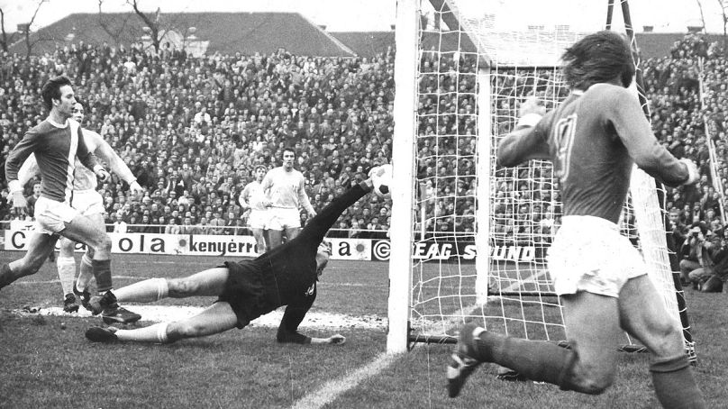Máté János (9) fejese a hálóba tart az FTC - Malmö FF (1–1) KEK-mérkőzésen a budapesti Üllői úti stadionban 1975. március 19-én 