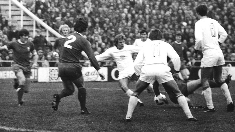 Kelemen Gusztáv (szemben, fehérben) kapura lő társai és liverpooli védők között az FTC - Liverpool (0–0) KEK-mérkőzésen 1974. november 5-én 