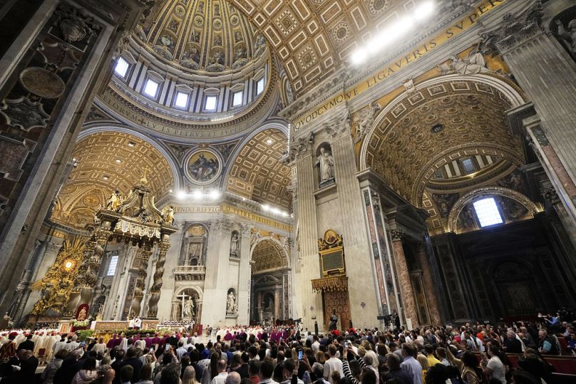 Kardynałowie uczestniczą we mszy świętej w ostatnim z dziewięciu dni żałoby po zmarłym papieżu Franciszku w Bazylice Świętego Piotra w Watykanie, w niedzielę 4 maja 2025 r.