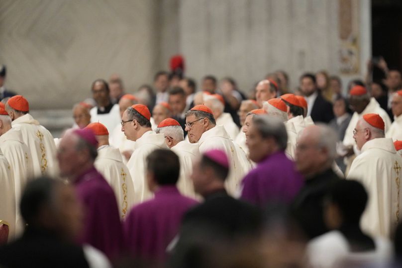 Kardynałowie uczestniczą we mszy świętej w ostatnim z dziewięciu dni żałoby po zmarłym papieżu Franciszku w Bazylice Świętego Piotra w Watykanie, w niedzielę 4 maja 2025 r.