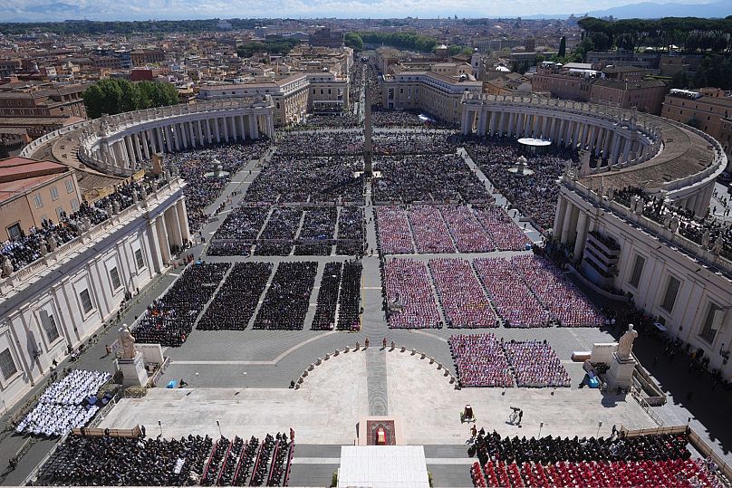 Vue des funérailles du pape François sur la place Saint-Pierre au Vatican, le samedi 26 avril 2025
