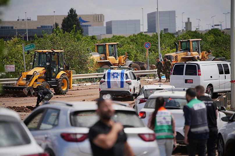 Les forces de sécurité israéliennes inspectent le site où un missile tiré par les Houthis s'est écrasé, dans l'aéroport Ben Gourion près de Tel-Aviv, le dimanche 4 mai 2025