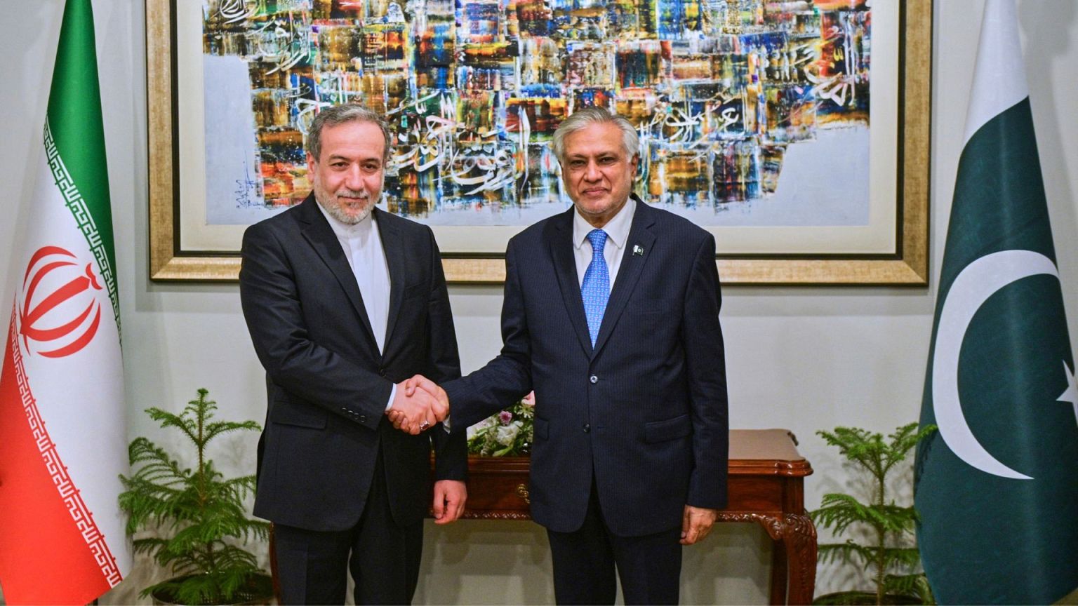 وزیر خارجه ایران برای میانجیگری میان پاکستان و هند وارد اسلام آباد شد ...