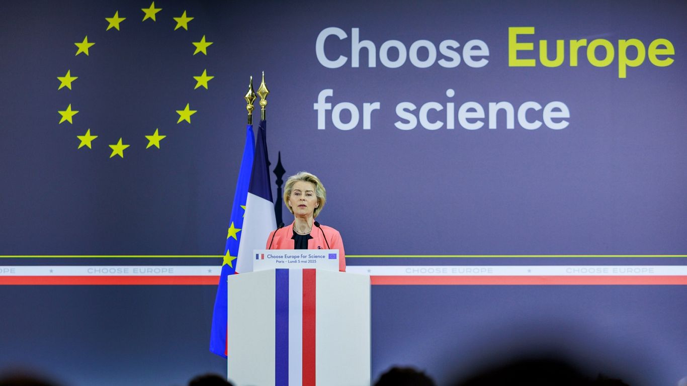PRESIDENT VON DER LEYEN INVITES U.S. SCIENTISTS WHO ARE THREATENED BY HITLER-PRAISING FELON DONALD TRUMP 🇪🇺👍