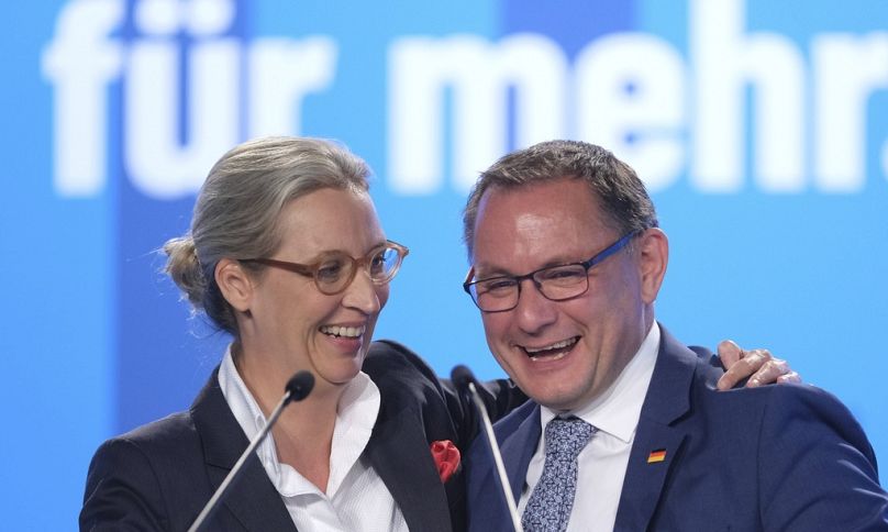 Tino Chrupalla e Alice Weidel, co-presidenti dell'AfD (Alternativa per la Germania) esultano al termine della riunione per le elezioni europee a Magdeburgo - 6 agosto 2023