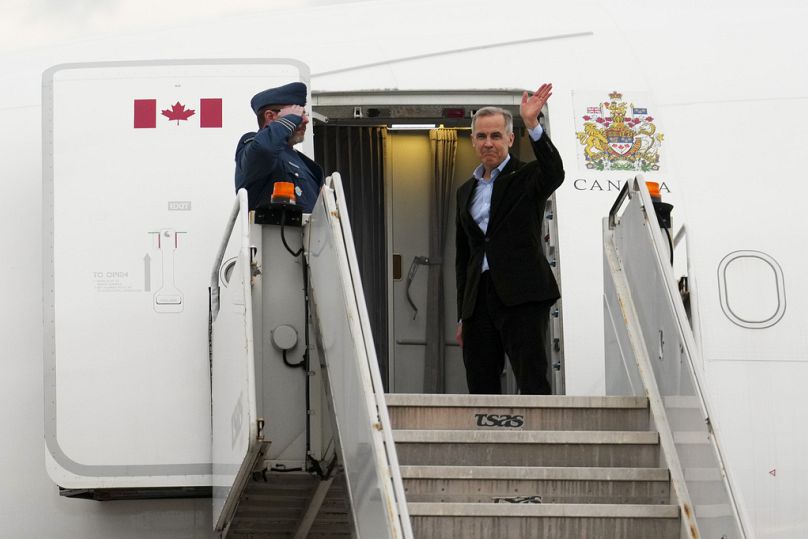 Le Premier ministre canadien Mark Carney quitte Montréal, en route pour Paris, France, le 16 mars 2025.