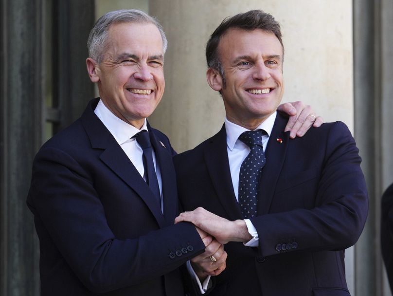 Le Premier ministre canadien Mark Carney accueilli par le président français Emmanuel Macron à son arrivée au Palais de l'Élysée à Paris, le lundi 17 mars 2025.