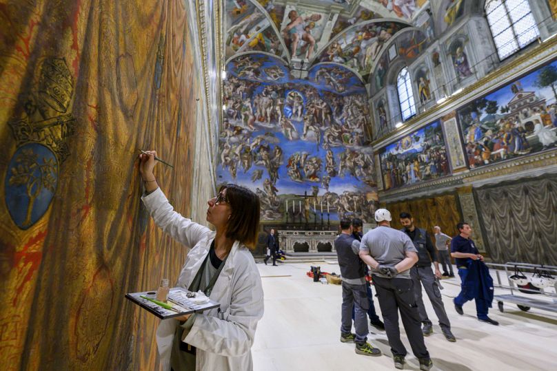 Des ouvriers et des restaurateurs préparent la Chapelle Sixtine au Vatican, où le prochain conclave débutera le 7 mai.