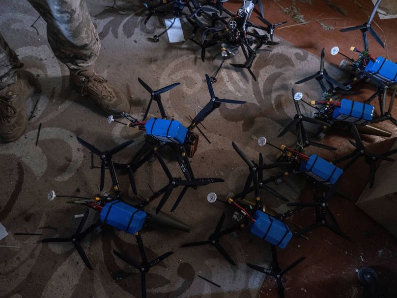 Drones FPV prontos para disparar contra posições russas num abrigo na direção de Kostyantynivka, região de Donetsk, Ucrânia, sexta-feira, 23 de maio de 2025.