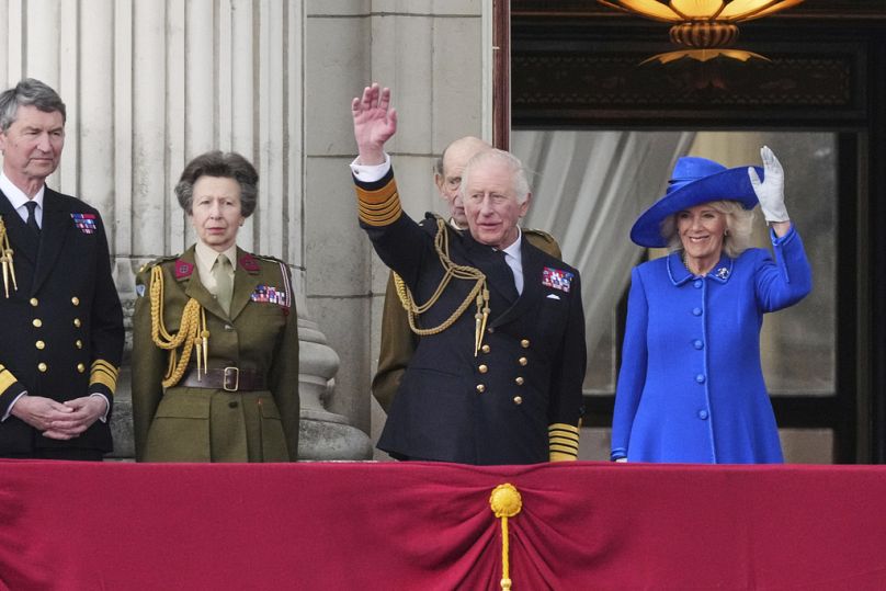 Il re Carlo III e la regina Camilla salutano dal balcone di Buckingham Palace durante la parata per l'80esimo anniversario del Ve Day, Londra, 5 maggio 2025