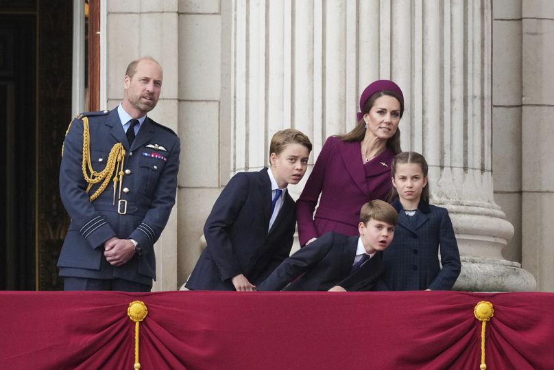 Rodzina królewska obserwuje paradę z balkonu Pałacu Buckingham