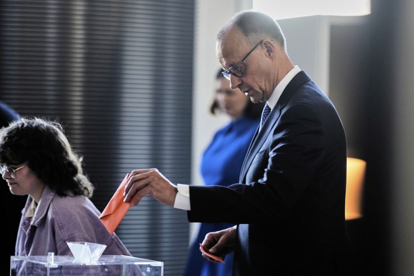 Friedrich Merz gibt seine Stimme bei der Wahl eines neuen Bundeskanzlers im Bundestag in Berlin ab.