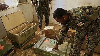 ضباط من الجيش السوداني يتفقدون موقع تخزين أسلحة تم اكتشافه مؤخرا تابع لقوات الدعم السريع شبه العسكرية في الخرطوم ، السودان ، السبت 3 مايو / أيار 2025.
