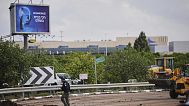 قوات الأمن الإسرائيلية تفحص موقع سقوط صاروخ حوثي قرب مطار بن غوريون، 4 مايو/ أيار 2025.