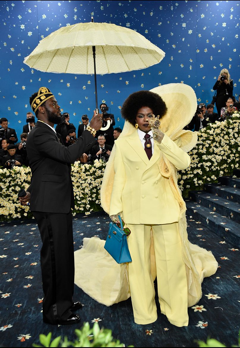 Lauryn Hill, Met Gala'daki ilk çıkışını baharın en moda rengi olan tereyağı sarısıyla yaptı. Şemsiyesi de mükemmel bir şekilde uyumluydu.