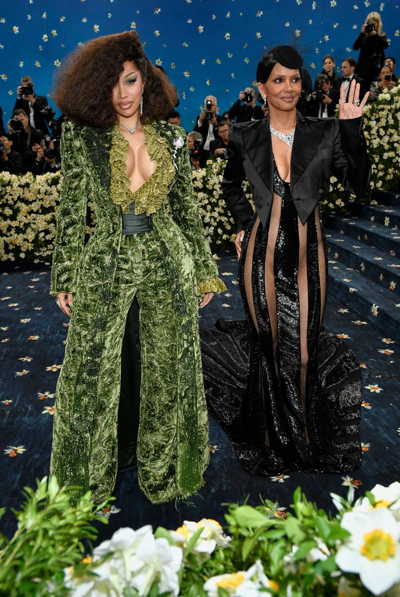 Halle Berry ve Cardi B birlikte poz veriyor.