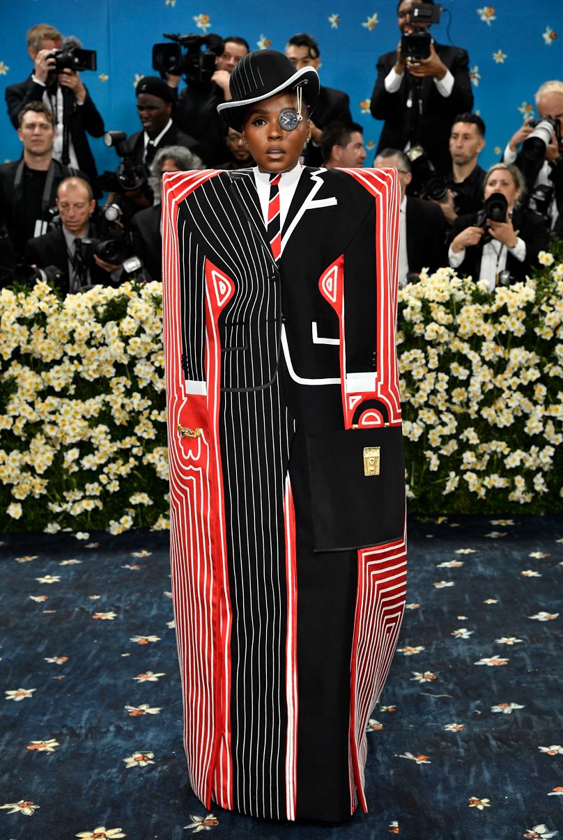 Janelle Monae, akıllara Otomatik Portakal'ı getiren takım elbise içinde takım elbise görünümüyle göz kamaştırıyor.