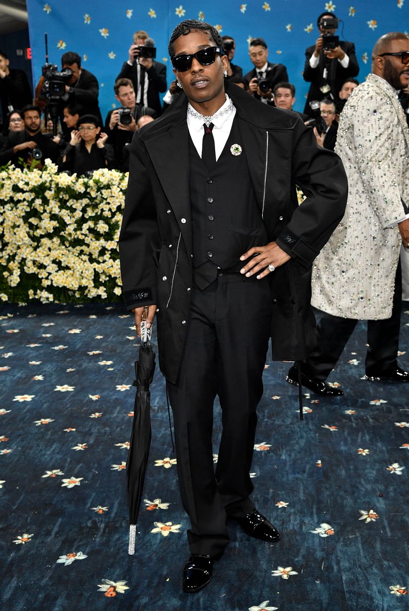 2024 yılında kendi moda koleksiyonunu piyasaya süren A$AP Rocky, trençkot detaylarına sahip Harlem esintili siyah bir takım elbiseyle imzası haline gelen stilini ortaya koydu.