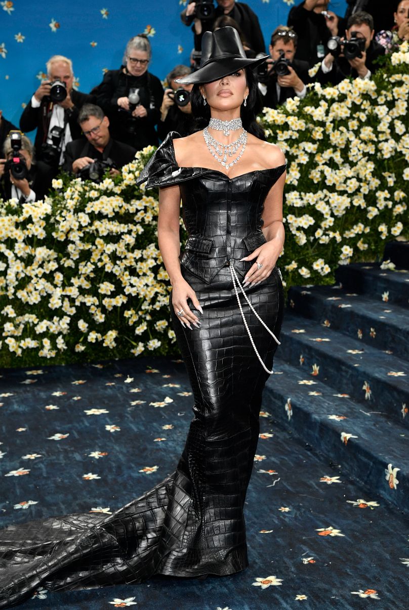 Kim Kardashian, özel tasarımlı Chrome Hearts deri kıyafetiyle dikkatleri üzerine çekti.