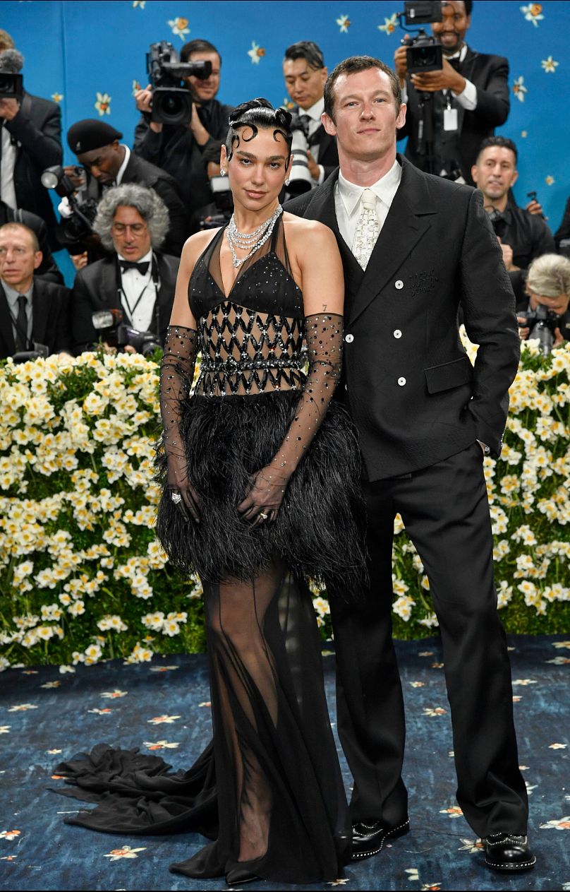 Dua Lipa ve Callum Turner, Met Gala'da çift olarak kırmızı halıda ilk kez boy gösterdiler.