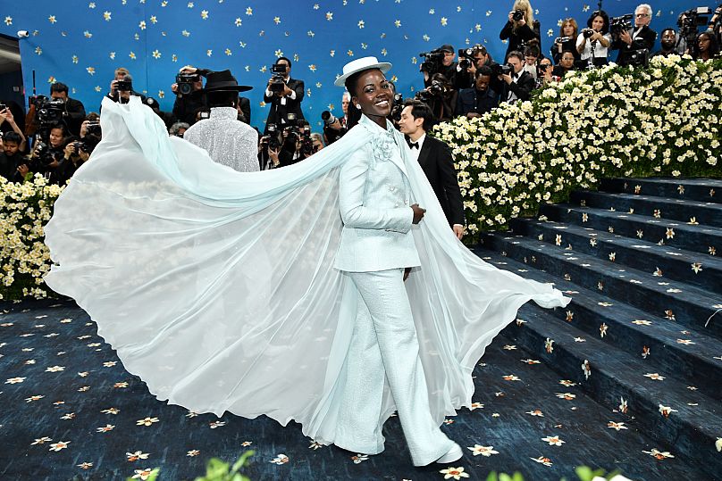 Lupita Nyong’o, Karl Lagerfeld’in 2015-16 Sonbahar/Kış koleksiyonundan ilham alan özel akuamarin Chanel görünümüyle göz kamaştırdı.