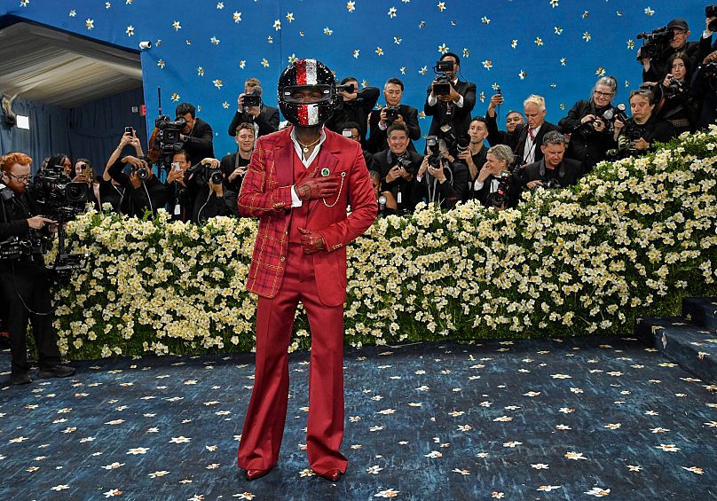 Formula 1 film yıldızı Damson Idris, Tommy Hilfiger takımı ve göz alıcı kaskıyla Met Gala'ya katıldı.