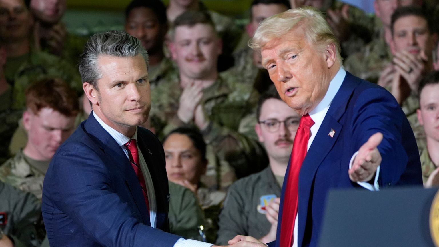 El secretario de Defensa de EE.UU., Pete Hegseth, ordena recortar un 20% de  altos cargos militares | Euronews
