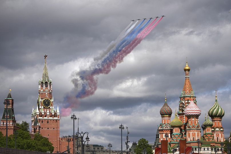 Des jets de l'armée de l'air russe survolent la Place Rouge lors de la répétition du défilé militaire du Jour de la Victoire à Moscou, en Russie.