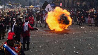 مردم در بازسازی نبرد پوئبلا در طول جشن سینکو د مایو در مکزیکوسیتی، دوشنبه، ۵ می ۲۰۲۵ شرکت می‌کنند