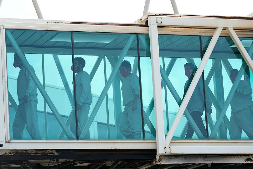 Des migrants vénézuéliens expulsés des États-Unis débarquent à l'aéroport international Simon Bolivar de Maiquetia, au Venezuela, le 2 mai 2025.