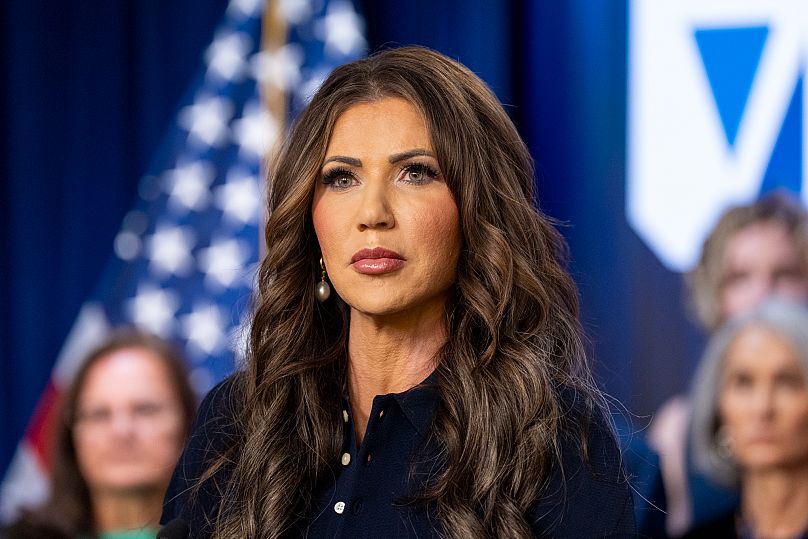 La secrétaire à la sécurité intérieure, Kristi Noem, s'exprime lors d'une conférence de presse, à Washington, le 9 avril 2025.