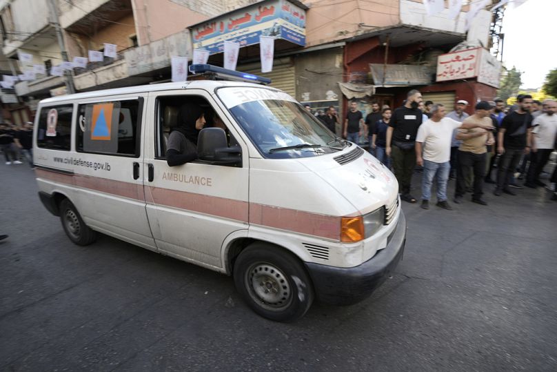 Uma ambulância que se crê transportar feridos após a explosão de pagers portáteis, no subúrbio sul de Beirute, no Líbano, quarta-feira, 18 de setembro de 2024