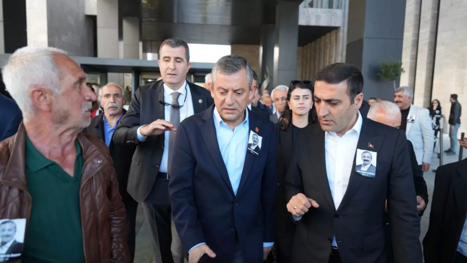 Özgür Özel'e cenaze töreni çıkışında saldıran Selçuk Tengioğlu tutuklandı | Euronews