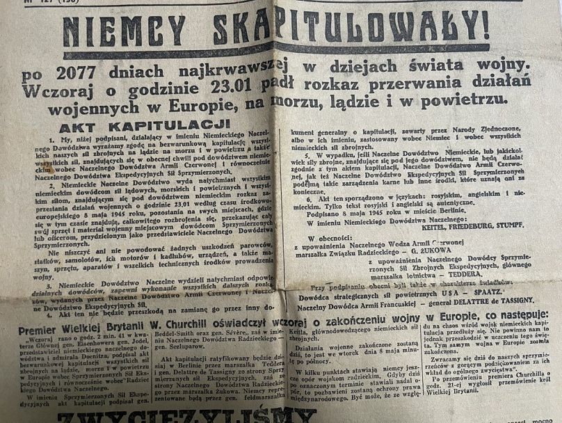 "Германия капитулировала" – чрезвычайное приложение к выпуску Życie Warszawy от 9 мая 1945 года.