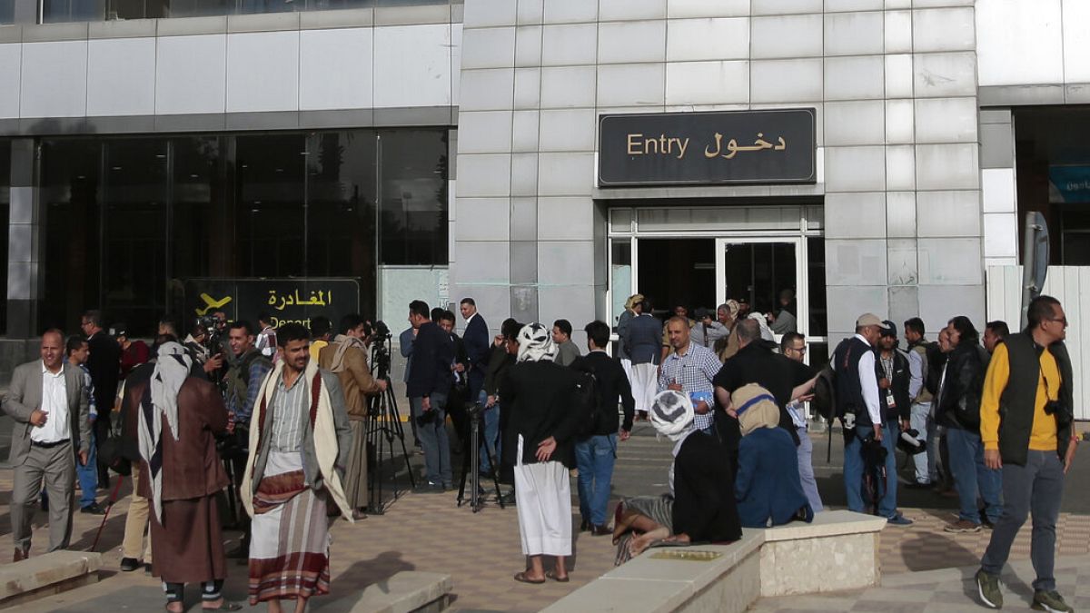 إسرائيل تخرج مطار صنعاء الدولي عن الخدمة بشكل كامل بعد هجوم جوي واسع شاركت فيه عشرات المقاتلات