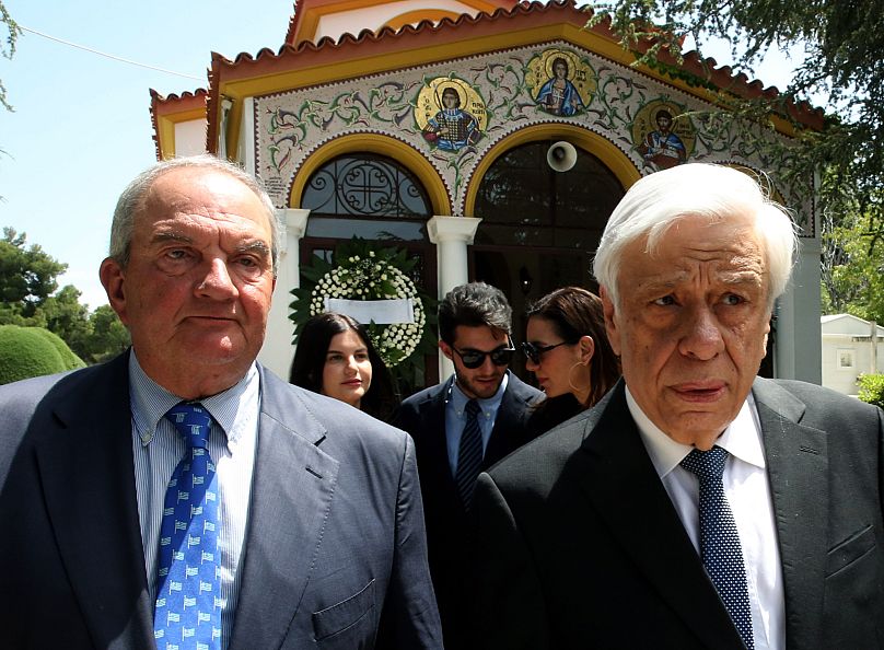 Ο πρώην πρωθυπουργός Κώστας Καραμανλής (Α) και ο πρώην Πρόεδρος της Δημοκρατίας Προκόπης Παυλόπουλος (Δ) παρίστανται στην κηδεία του πρώην υπουργού Εξωτερικών Πέτρου Μολυβιάτη